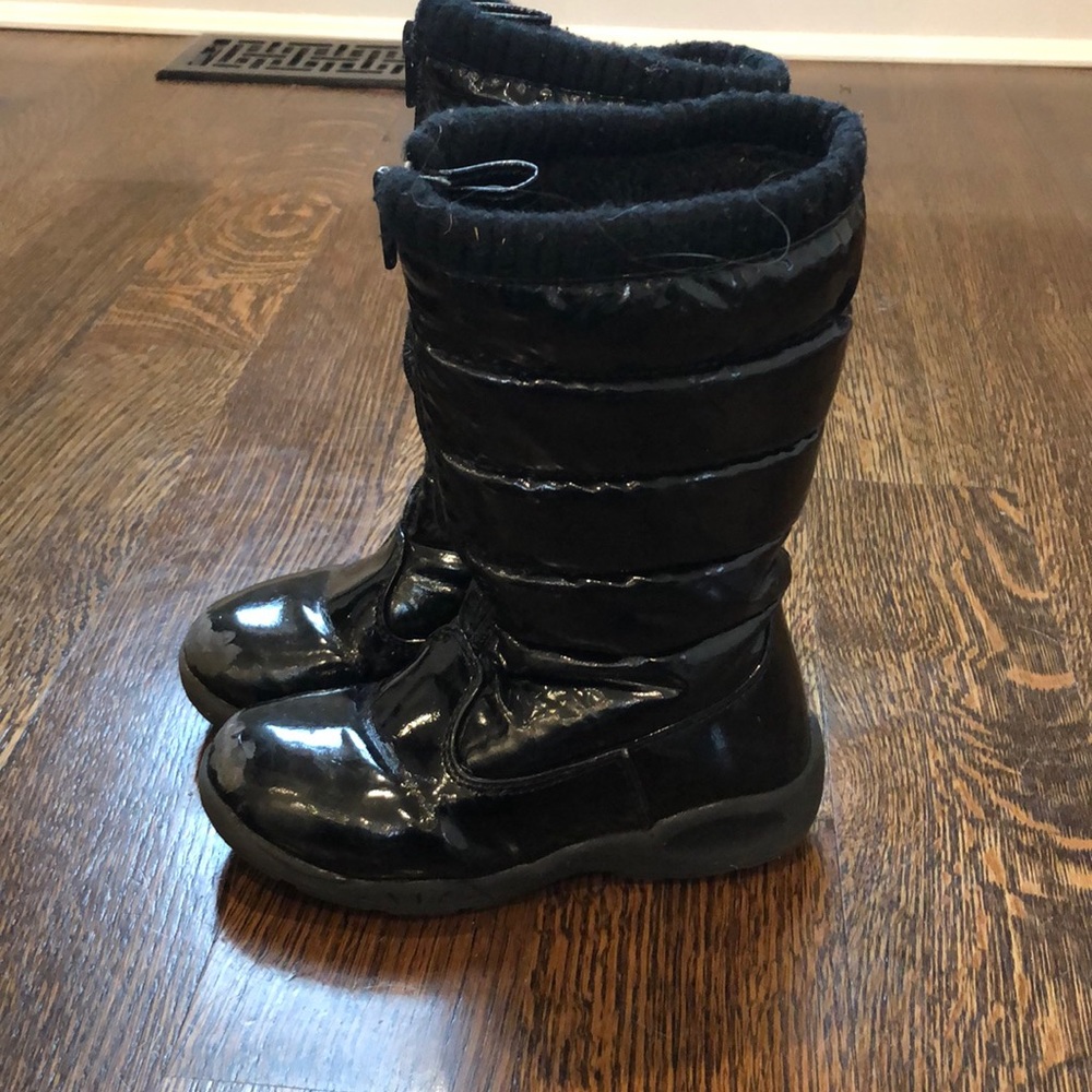 Tundra kids winter boots.